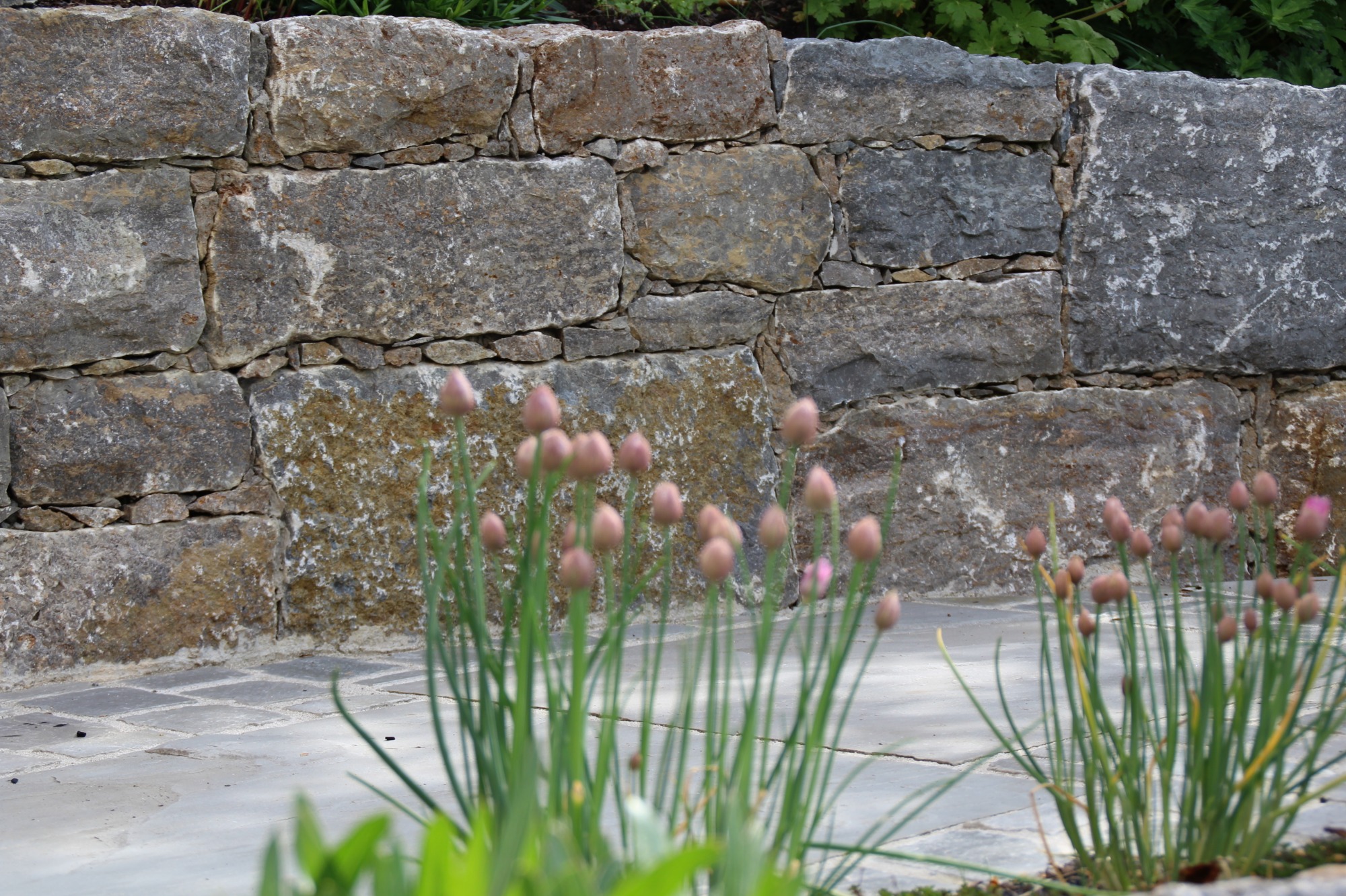 Gartenraum mit Naturstein